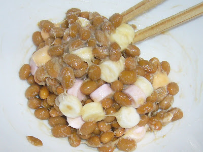納豆にラムネ菓子（クッピーラムネ）