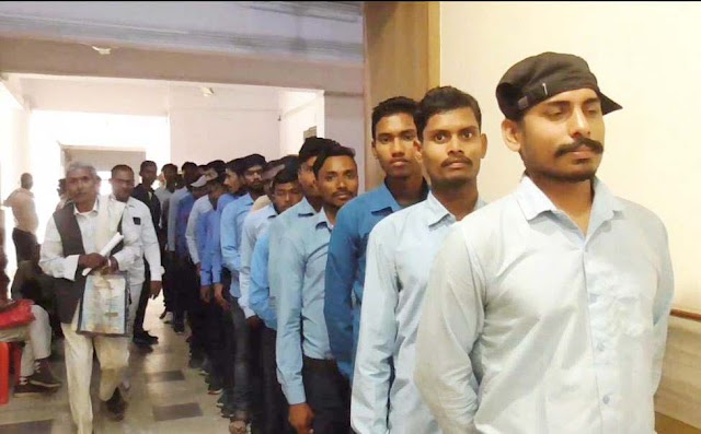 शासकीय आई टी आई कॉलेज के हॉस्टल का मरम्मत कराने की मांग को लेकर छात्र हुए कलेक्ट्रेट में एकत्रित