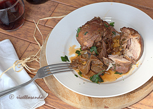 ricetta di Coniglio al vino rosso e funghi