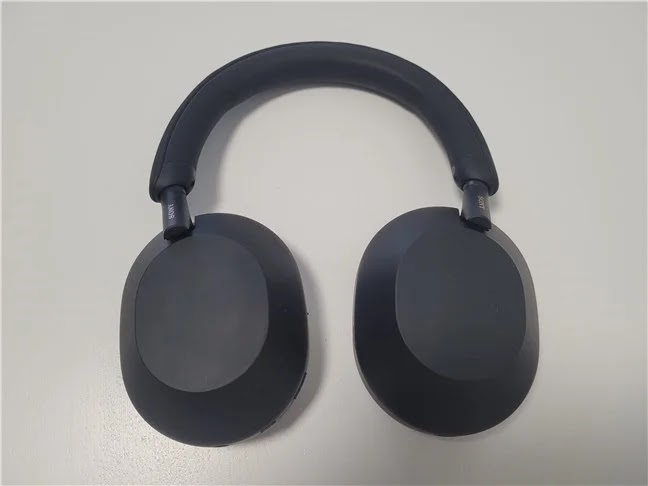 Headphone Sony WH-1000XM5 memiliki desain minimalis