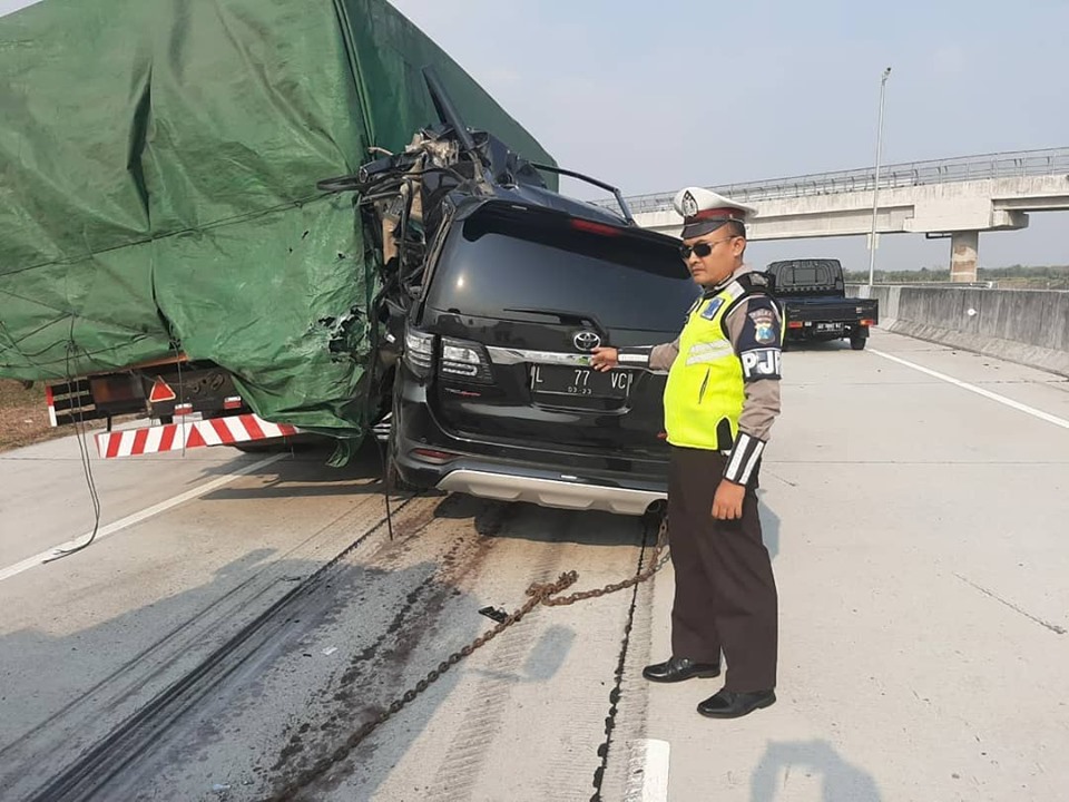 Pengemudi Ngantuk Fortuner Ringsek Seruduk Truk  di Tol 