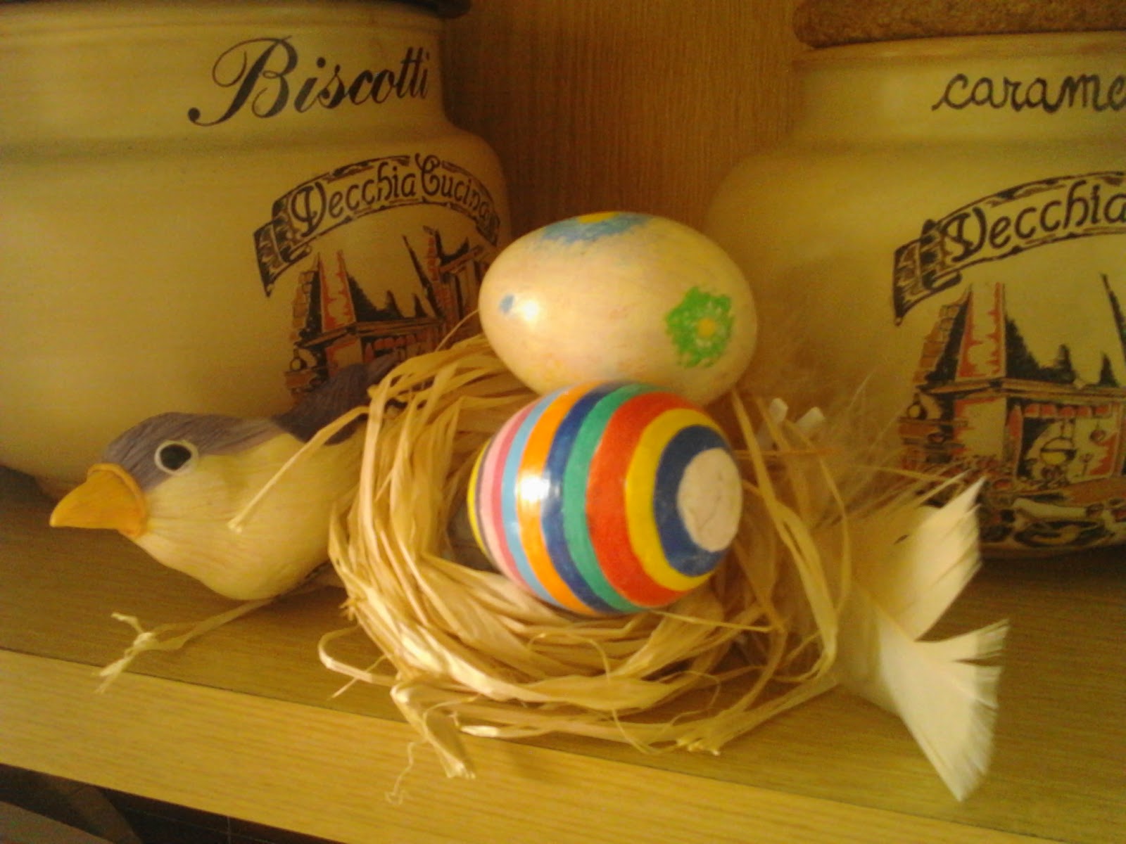 Pasqua ¨ gi  passata e ricordo mi sono rimaste queste uova dipinte con colori acrilici e poi lucidate con uno spray protettivo Le ho posizionate dentro