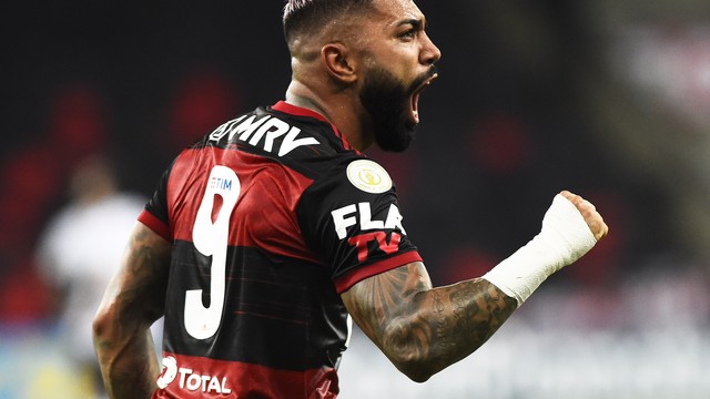 Flamengo vence clássico, cola no líder Internacional e deixa Vasco próximo ao Z4