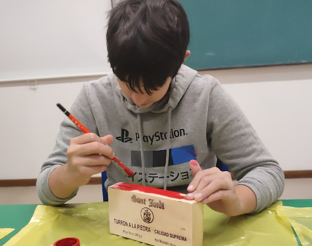 Alumno decorando caja de madera