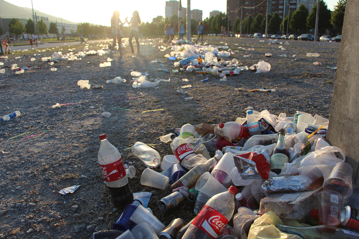 Basuras tras una fiestas en la campa de Ansio