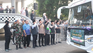 PJ Bupati Garut didampingi Kapolres Garut, Lepas 440 Calon Jemaah Haji