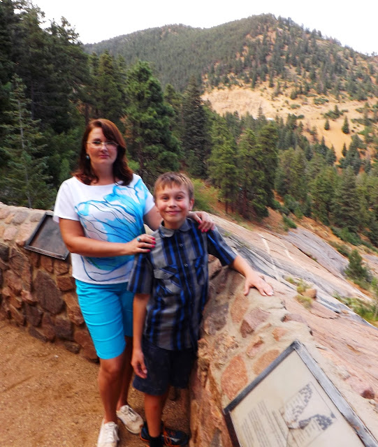 Cheyenne Mountain State Park is located in Colorado Springs. As you may have noticed, Americans are called " park " any place designated for recreation. And this, like the park, located on one of the local mountains. Gore is refined, over 20 km for walking and cycling. For lovers of extreme sports there is a territory with a sign warning of the dangerous area.   Exceptionally clean air and uphill is not only the " intoxicating " but it makes breathing more often. The higher you climb, the harder it is to breathe faster and get tired  That much important for the whole area of the park are benches for rest and even a toilet.    At the entrance to the park hanging map, and anyone can point out where he came from. I was very surprised that in Russia were designated only Moscow and St. Petersburg. Although only lives in Colorado Springs, a lot of Russian ... Ah, Russian, boasting that generous, and spared themselves the dollar on push pin. It's a shame I felt. I wanted to also specify Togliatti on the map. John pointed his hometown.     In a local shop to buy souvenirs and even 24-karat gold for $ 8. Or try to find their own semi-precious stones and gold. It's enough to buy a bottle for $ 2, and imagine that we prospectors for gold mining source .  Gold of course we do not deposit but the interesting stones have collected.  Conversely, we came back here after such tunnels in the mountains. The tunnels are very narrow. Through them can pass only one car. Therefore, when entering a tunnel, ensure that the meeting does not go car.  Cheyenne Mountain State Park расположен в г. Колорадо Спринг.  Как вы уже заметили, Американцы  называют «парком» любое место, предназначенное для отдыха.  И этот, типа парк, расположен на одной из местных гор. Гора облагорожена, на протяжении 20 км для прогулок пешком и на велосипеде. Для любителей экстрима есть территория с предупредительной табличкой об опасном участке.    Необыкновенно чистый воздух и подъём в гору не только «опьяняет» но и заставляет дышать чаще. Чем выше поднимаешься- тем тяжелее дышать и быстрее устаешь    Что немало важно на всей территория парка стоят скамейки для отдыха и даже есть туалет.    У входа в парк висят карты, и каждый желающий может указать, откуда он приехал. Меня сильно удивило, что из России были обозначены только Москва и Санкт-Петербург. Хотя только в  Колорадо Спрингс живет очень много русских…  Эх, русские, хвастаетесь, что щедрые, а сами пожалели доллар на булавочку. Обидно мне стало. Захотелось тоже указать город Тольятти на карте. Джон указал свой родной город.     В местном магазинчике можно купить сувениры  и даже золота 24 карата за 8 долларов. Или попытаться самим найти полудрагоценные камни и золото. Для этого достаточно купить бутылочку за 2 доллара и представить что мы старатели на золото добывающем источнике.   Золота мы, конечно не намыли. Но красивые камушки насобирали.   Обратно мы возвращались через вот такие туннели в горах. Туннели очень узкие. Через них может проехать только одна машина. Поэтому при въезде в туннель необходимо убедиться, что на встречу не едет машина.