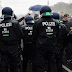 Drezdában kitört a balhé: rendőrök ütik a tüntetőket
