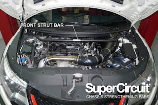 Honda Civic FK2 type R engine bay with SUPERCIRCUIT front strut bar installed.