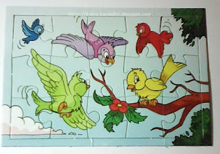 mini puzzle cu cinci pasari divers colorate, pe langa o creanga de copac
