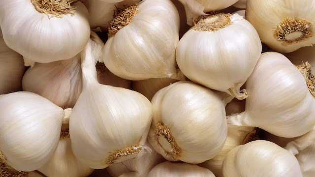Raw Garlics