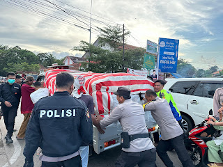 Kapolres Pandeglang Bantu Dorong Kendaraan Mogok untuk Lancarkan Arus Lalu Lintas