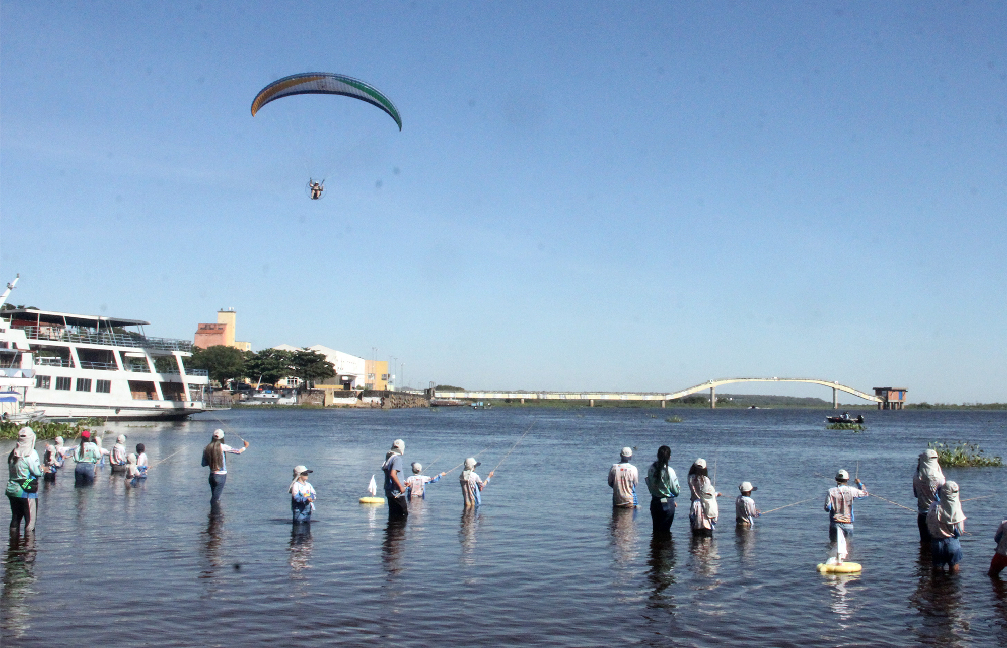 Apesar da água fria, crianças e jovens entraram no Rio Paraguai em busca do peixe: dourado era a preferência da maioria ©SÍLVIO ANDRADE