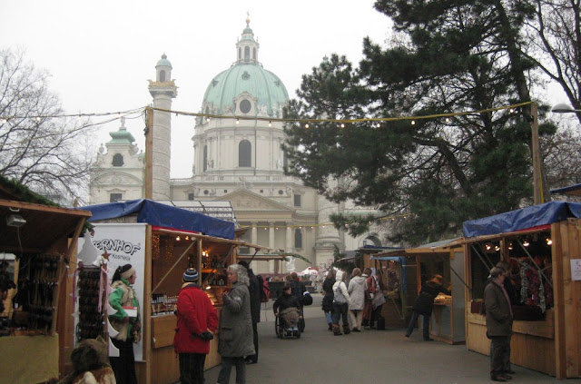 Wien - Weihnachtsmarkt an der Karlskirche