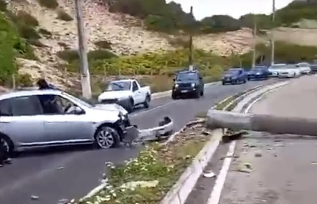 Motorista perde controle de carro e derruba poste na Via Costeira em Natal