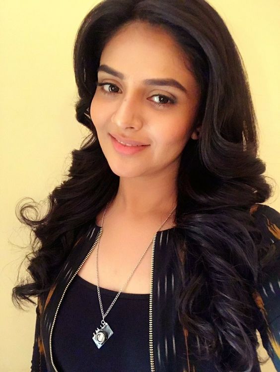 Anchor Sreemukhi Latest HD Images