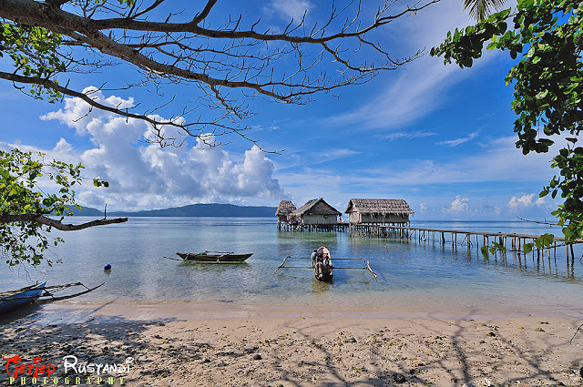 Pantai Raja Ampat yang bersih dan masih natural keindahannya