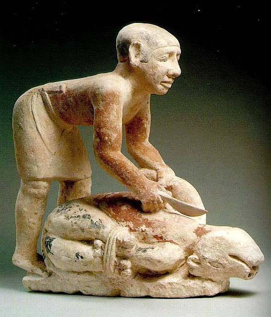 Ve Dynastie (Egypte 2494–2345 av. JC) Boucher écorchant un veau. Sculpture en pierre avec trace des polychromies, 37 x 14.2 x 38 cm. Oriental Institute, University of Chicago