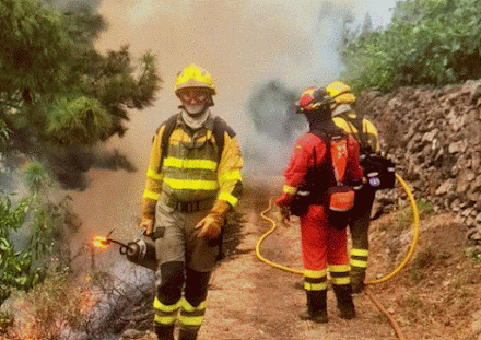 des pompiers qui essaient de maîtriser un incendie