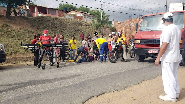 Mulher fica ferida ao colidir moto na traseira de carro na Avenida Luis Alberto Dourado de Carvalho em Jacobina 