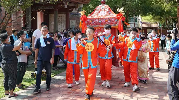 ▲一年一度的鹿港四季紅秋收系列活動，今天以「古式婚禮」為活動拉開序幕，讓參觀的鄉親遊客們耳目一新，更妝點了不一樣的體驗樂趣。（圖／記者林明佑翻攝）