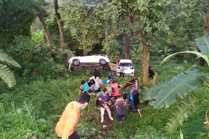 Dua Mobil Tabrakan Hingga Masuk Jurang di Mojokerto, Bayi 10 Bulan Kritis