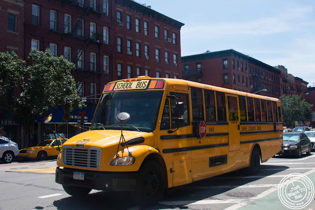 image of bus from Scott's pizza tours in NYC, New York