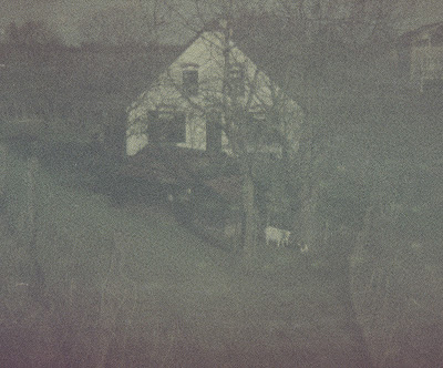 Min of meer mislukte foto van een huis achter een dijk, Groessen