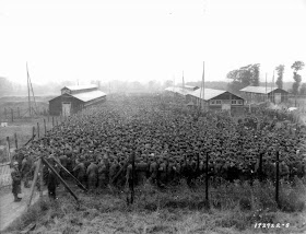 Prisioneros de guerra alemanes encerrados en el campo de prisioneros Nonant le Pin, 1944