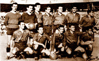 Club ATLÉTICO OSASUNA DE PAMPLONA - Pamplona, España - Temporada 1953-54 - C. A. OSASUNA 2 (Sabino y Pahuet), R. C. D. ESPAÑOL DE BARCELONA 3 (Cruellas 3) - 20/09/1953 - Liga de 1ª División, jornada 2 - Pamplona, campo de San Juan - Alineación: Goyo; Salvatierra, González, Olarieta; Blanco, Gallo; Navarro, Sabino, Madariaga, Vila y Pahuet - El Osasuna se clasificó 13º en la Liga, con Tomás de entrenador y bajó a 2ª División