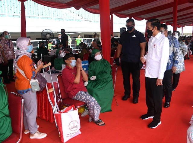 Presiden Tinjau Vaksinasi bagi Masyarakat di Stadion Pakansari Bogor