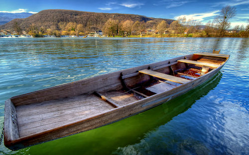 Bote en la quietud del lago azul by Boris Frkovic