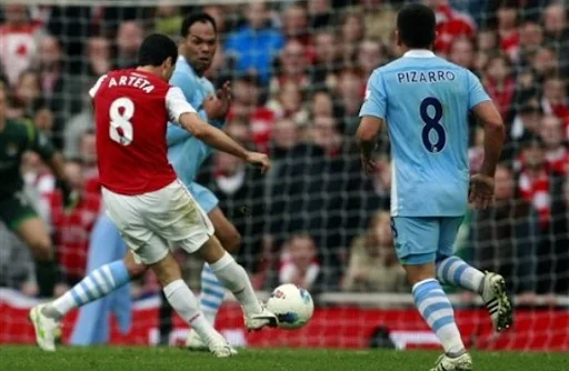 Arsenal midfielder Mikel Arteta scores the winning goal against Manchester City