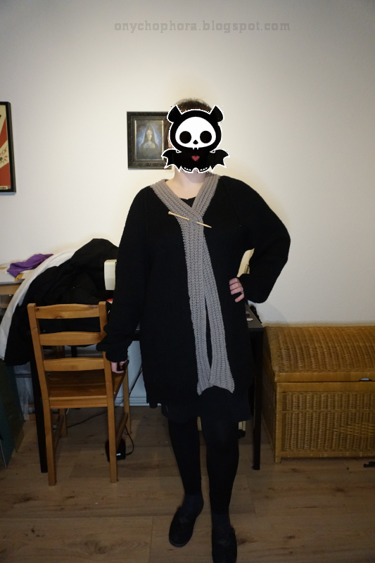 Ich stehend im gleichen Cardigan, Vorderansicht. Der schwarze Cardigan hat einen taupefarbenen Schalkragen.