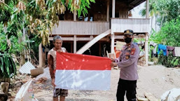 Jelang HUT RI ke-77,Polres Soppeng Bagikan Bendera Merah Putih
