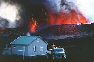 Imagen de la erupción volcánica en la isla de Heimaey - 1973