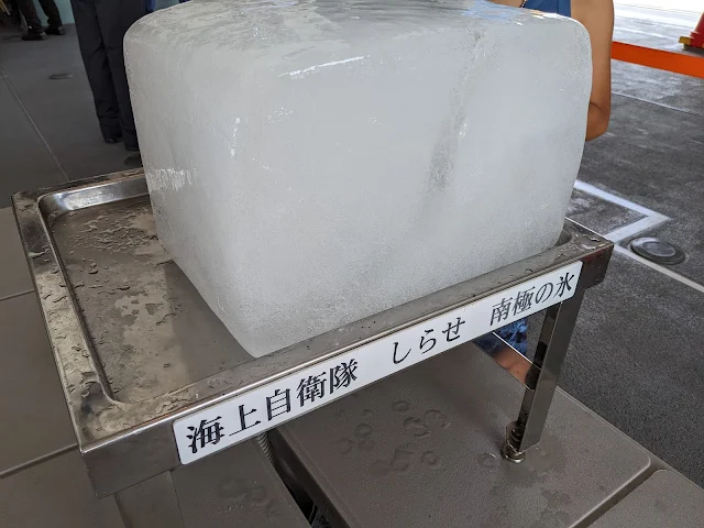 長崎港で砕氷艦しらせ一般公開 南極の氷