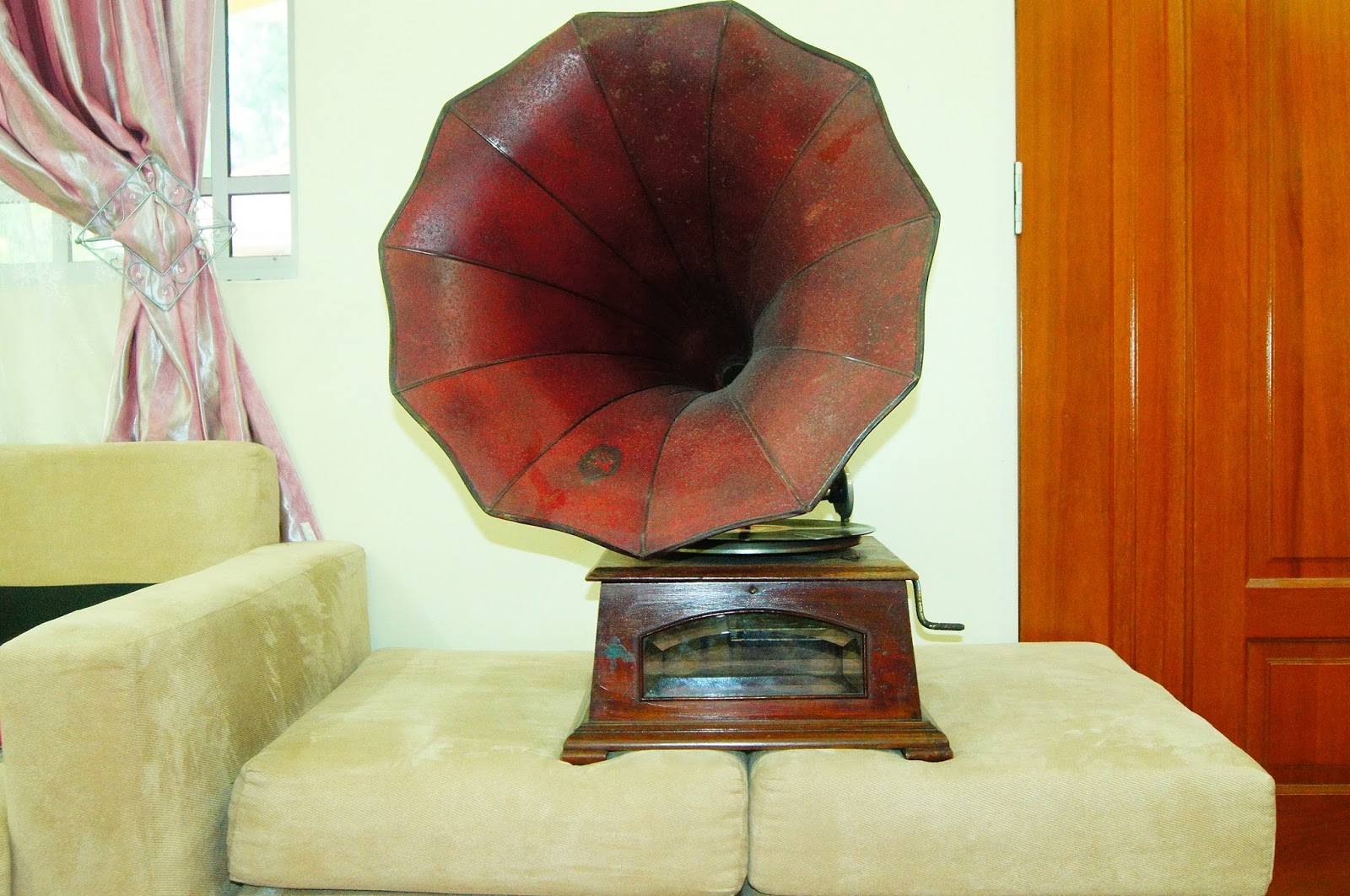 Gramophone Pemain Piring Hitam Antik Rare Untuk Dijual 