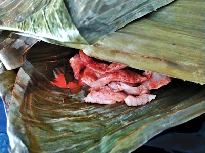 Carne marinada envuelta en hojas de plátano