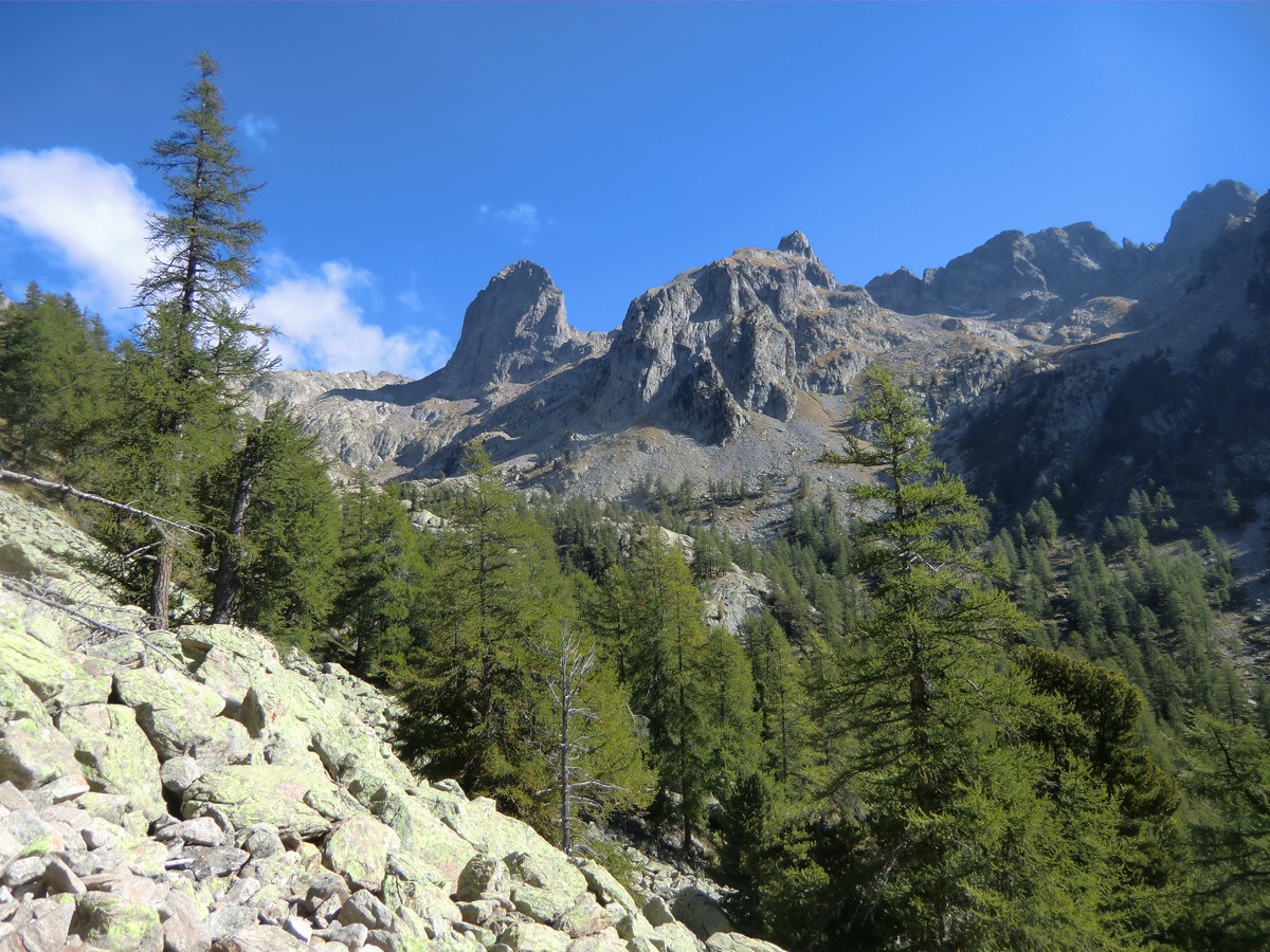 Cougourde seen from the trail