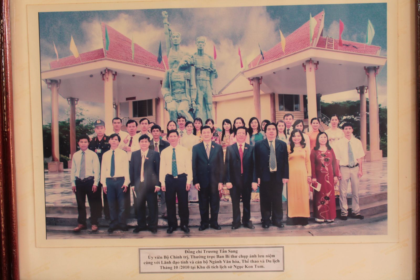 Chủ tịch nước Trương Tấn Sang viếng thăm và chụp hình lưu niệm tại khu di tích Ngục Kon Tum