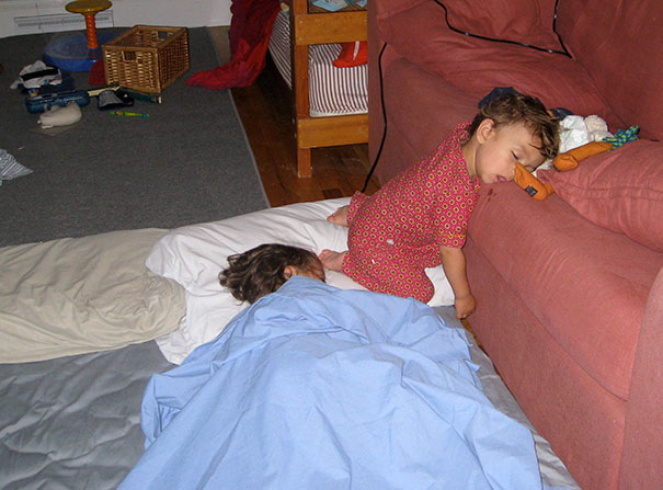 15+ Hilarious Pics That Prove Kids Can Sleep Anywhere - Napping While Kneeling
