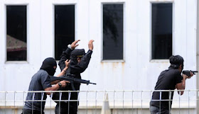 Tim Anti Teror dari BNPT saat mengamankan pelaku teroris dalam simulasi anti teror CBRN Angkatan I yang dilakukan di BATAN, Puspiptek, Tangerang, Selasa (23/4/2013). Foto: VIVAnews/Ikhwan Yanuar