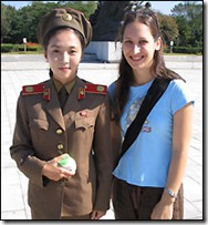 Turista y guía norcoreana