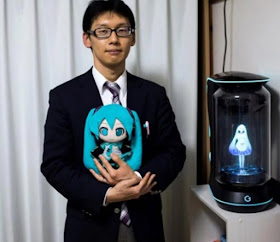 Cansado de ser rechazado, un japonés se casó con un holograma