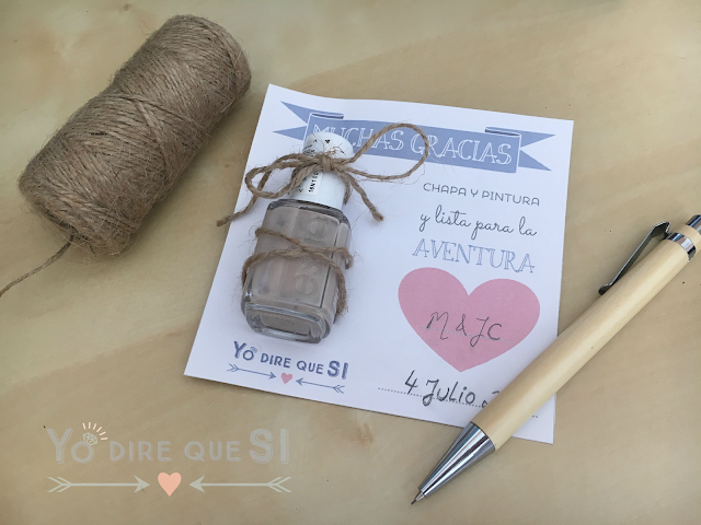 Tarjetas para regalar lacas de uñas a las invitadas de tu boda. Plantilla descargable gratuita.