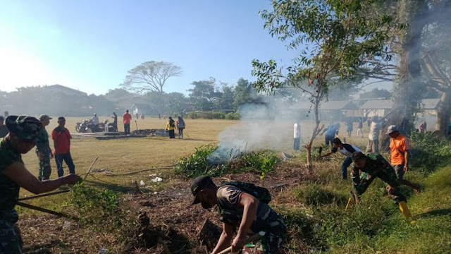 Sambut HUT Kemerdekaan RI, Koramil 1615-07/Sakra dan Instansi Terkait Bersihkan Lapangan Umum Sakra