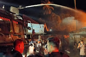 Kurang dari 1 Jam, Damkar Berhasil Jinakan Api yang Membakar Pasar Perum Paniki