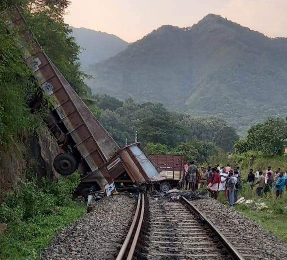 ലോറികള്‍ കൂട്ടിയിടിച്ച്‌ റെയില്‍വേ ട്രാക്കിലേക്ക് മറിഞ്ഞു; ഡ്രൈവര്‍ക്ക് പരിക്ക്