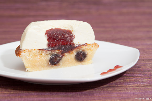 Tartelletta di crema frangipane ed amarene con bavarese all'Amaretto